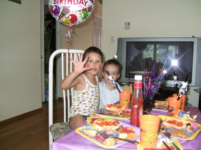 Ð Ð¾Ð¼ÐºÐ° Ñ Ð”ÐµÐ½ÐµÐ¹ Ð·Ð° ÑÑ‚Ð¾Ð»Ð¾Ð¼
