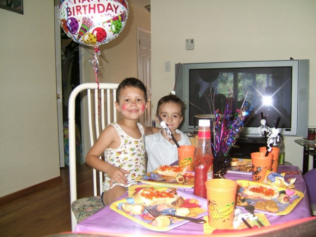 Ð”Ñ€ÑƒÐ·ÑŒÑ Ð·Ð° ÑÑ‚Ð¾Ð»Ð¾Ð¼
