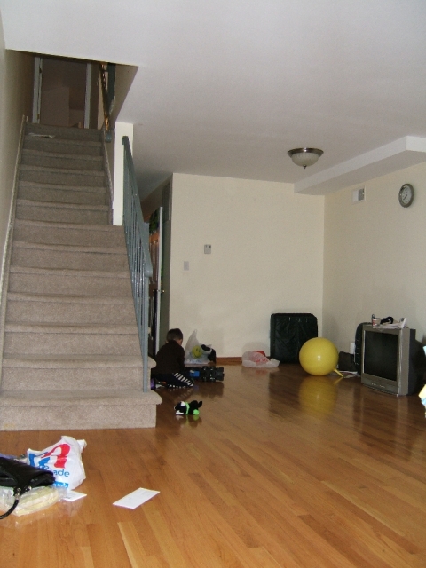 Ð²Ð¸Ð´ Ñ Ñ†ÐµÐ½Ñ‚Ñ€Ð°Ð»ÑŒÐ½Ð¾Ð³Ð¾ Ð²Ñ…Ð¾Ð´Ð° (Ð·Ð°Ð»)
Ð»ÐµÑÑ‚Ð½Ð¸Ñ†Ð° Ðº ÑÐ¿Ð°Ð»ÑŒÐ½ÑÐ¼ Ð¸ ÑÐ¿Ñ€Ð°Ð²Ð° Ð·Ð°Ð», Ð¿ÐµÑ€ÐµÑ…Ð¾Ð´ÑÑ‰Ð¸Ð¹ Ð² ÐºÑƒÑ…Ð½ÑŽ.
