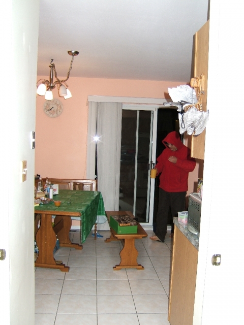 Ð¿Ð¾ÑÐ»Ðµ ÑƒÐ¶Ð¸Ð½Ð° Ð¿Ð°Ð¿Ð¾Ñ‡ÐºÐ° Ð²Ñ‹Ñ…Ð¾Ð´Ð¸Ñ‚ Ð½Ð° Ð¿ÐµÑ€ÐµÐºÑƒÑ€ Ð½Ð° Ð´ÐµÑ€ÐµÐ²ÑÐ½Ð½Ñ‹Ð¹ Ð±Ð°Ð»ÐºÐ¾Ð½Ñ‡Ð¸Ðº
Ñ‚ÑƒÑ‚ Ð²Ð¸Ð´Ð½Ð¾ Ñ‚Ð¾Ð»ÑŒÐºÐ¾ Ð¼Ð°Ð»ÐµÐ½ÑŒÐºÑƒÑŽ Ñ‡Ð°ÑÑ‚ÑŒ ÐºÑƒÑ…Ð½Ð¸, Ð¾ÑÐ½Ð¾Ð²Ð½Ð°Ñ Ñ‡Ð°ÑÑ‚ÑŒ ÑÐ¿Ñ€Ð°Ð²Ð°.
