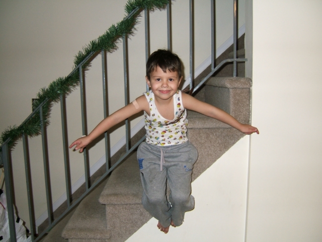 9.12.06
Ð’Ð¾Ñ‚ ÐºÐ°Ðº Ð Ð¾Ð¼ÐºÐ° ÑÐµÐ±Ñ Ð¿Ñ€Ð¸Ð²ÑÐ·Ñ‹Ð²Ð°ÐµÑ‚ Ðº Ð»ÐµÑÑ‚Ð½Ð¸Ñ†Ðµ Ð¸ Ð²Ð¸ÑÐ¸Ñ‚, ÐºÐ°Ðº Ð¡Ð¿Ð°Ð¹Ð´ÐµÑ€Ð¼ÐµÐ½.
